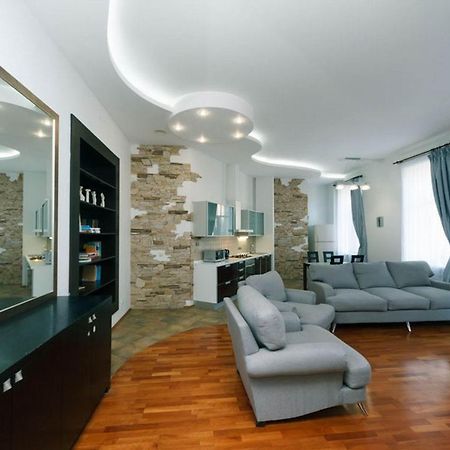 Appartamento Lux Near Maidan, Khreschutyk 3Br Kiev Esterno foto