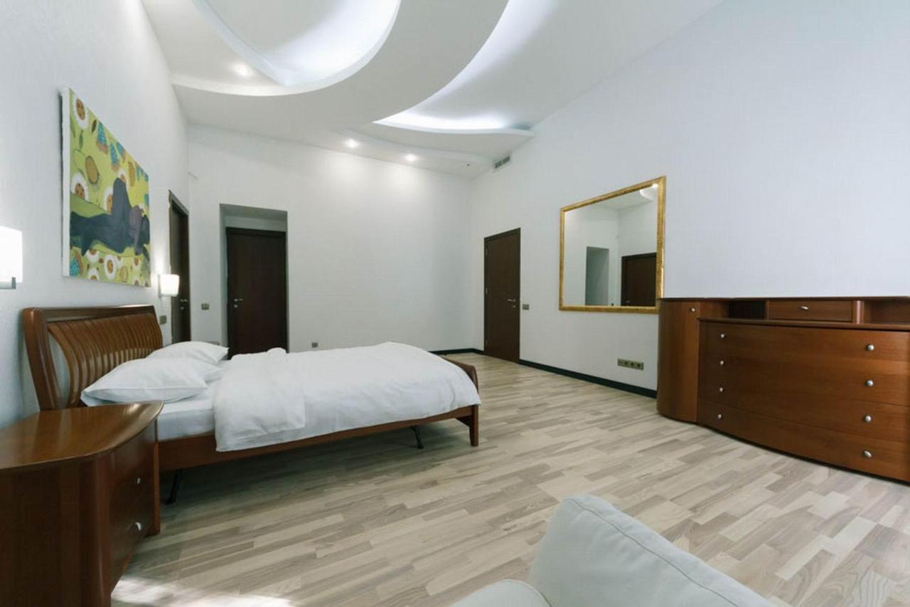 Appartamento Lux Near Maidan, Khreschutyk 3Br Kiev Esterno foto
