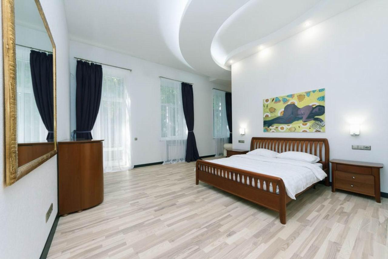 Appartamento Lux Near Maidan, Khreschutyk 3Br Kiev Esterno foto