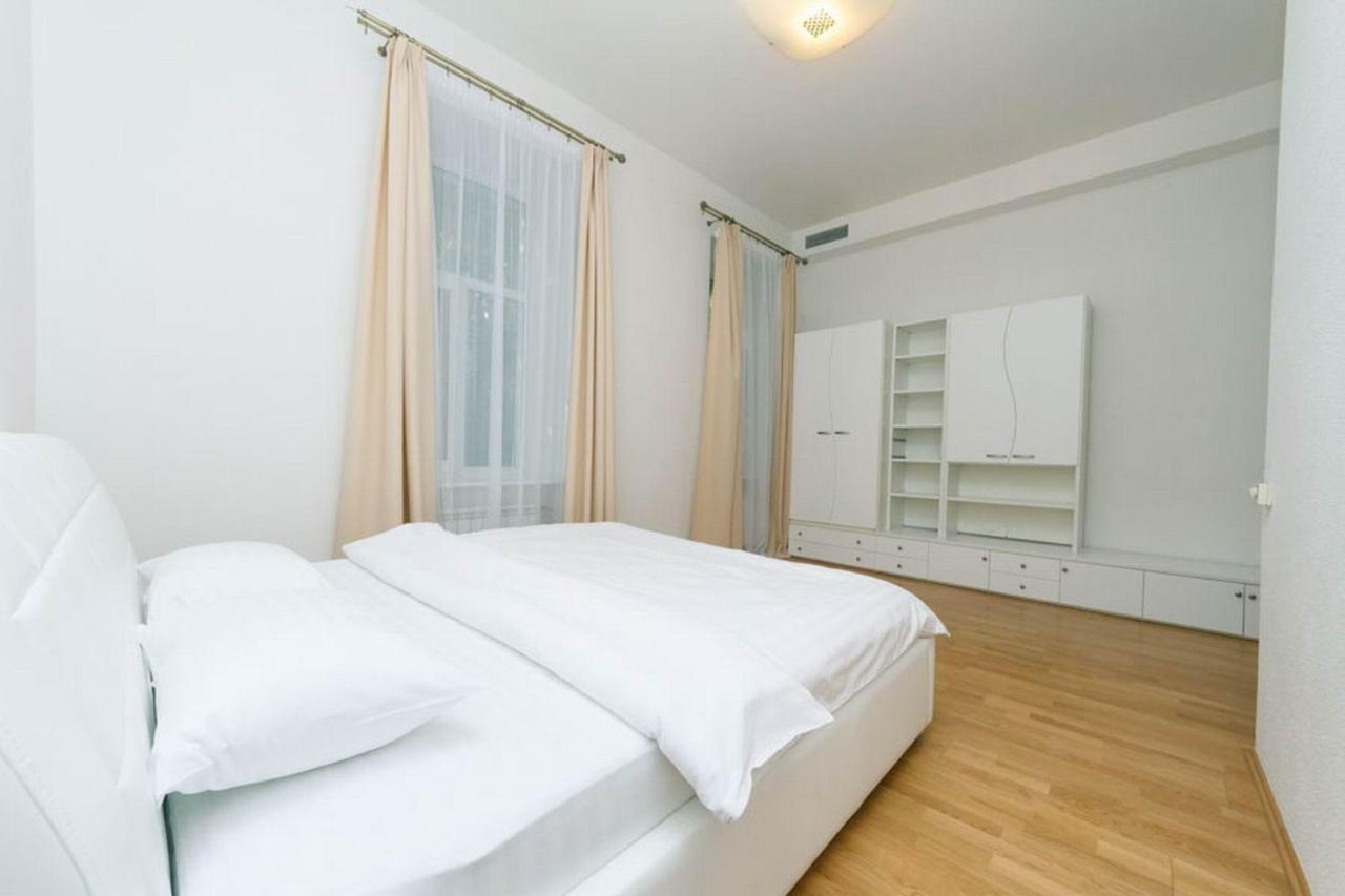 Appartamento Lux Near Maidan, Khreschutyk 3Br Kiev Esterno foto