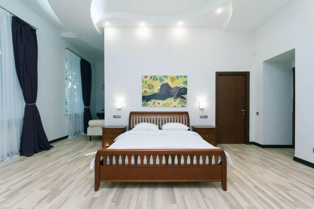 Appartamento Lux Near Maidan, Khreschutyk 3Br Kiev Esterno foto