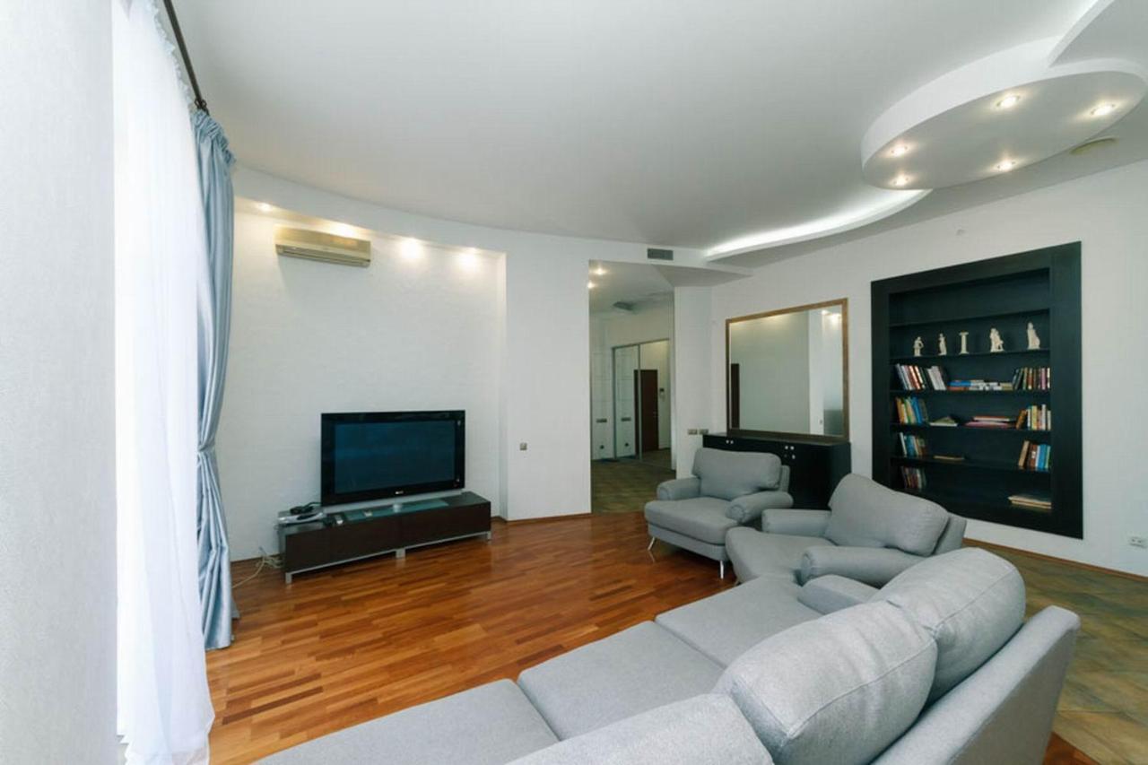 Appartamento Lux Near Maidan, Khreschutyk 3Br Kiev Esterno foto